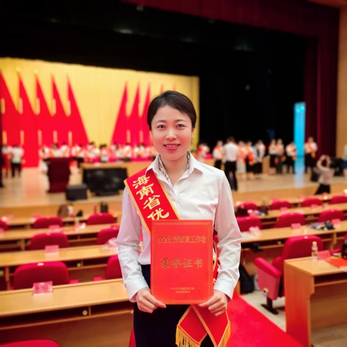 喜报|海工商陈立丽副校长荣获“2025年海南省优秀教育工作者”称号！...